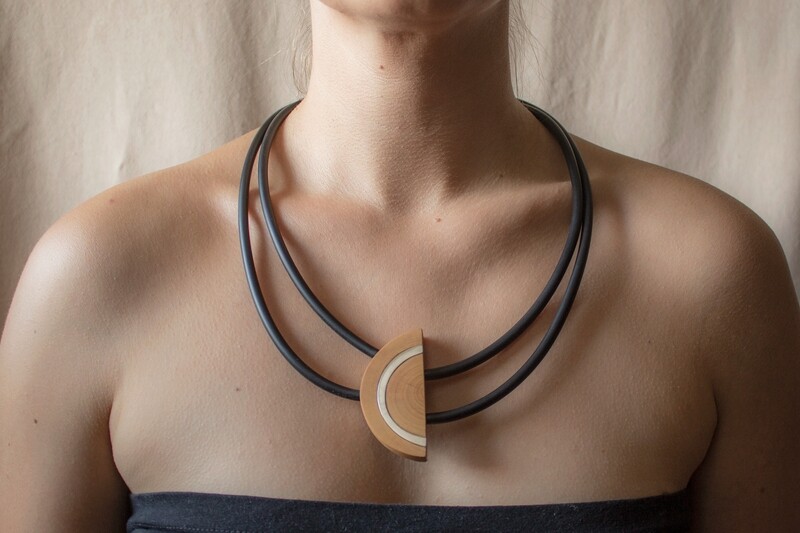 Necklace made of silver, basswood and caoutchouc