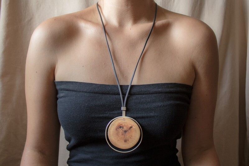 Necklace made of silver, wood and caoutchouc