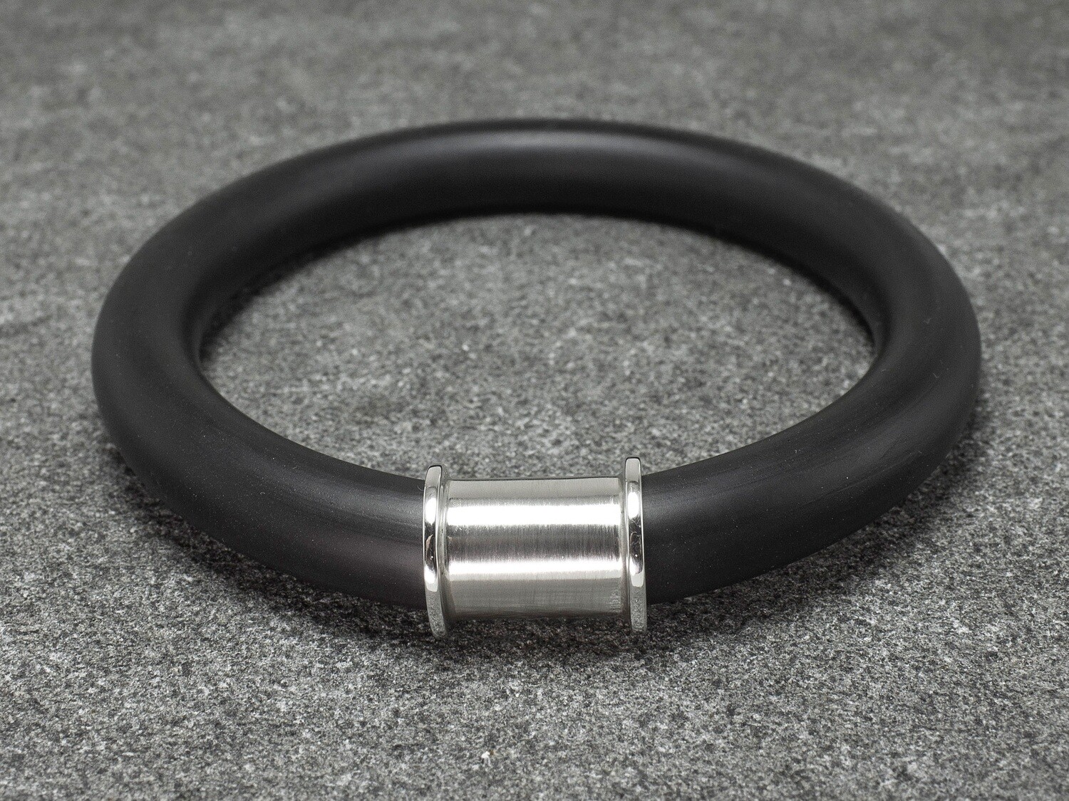 Modern Bracelet made of silver and caoutchouc