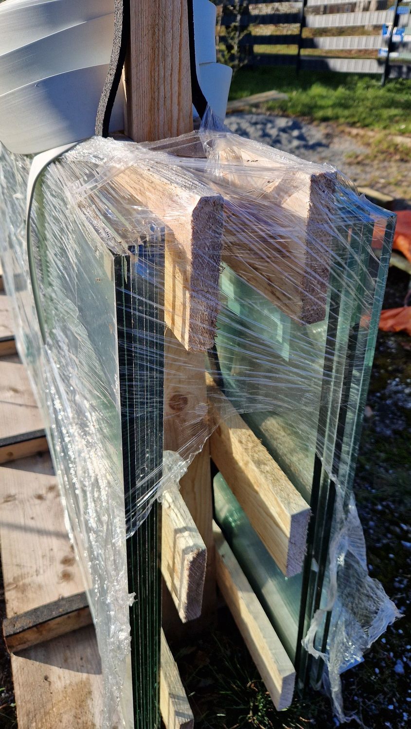 Terrassenüberdachung aus Verbundglasscheiben Terrassenüberdachung aus Verbundglasscheiben