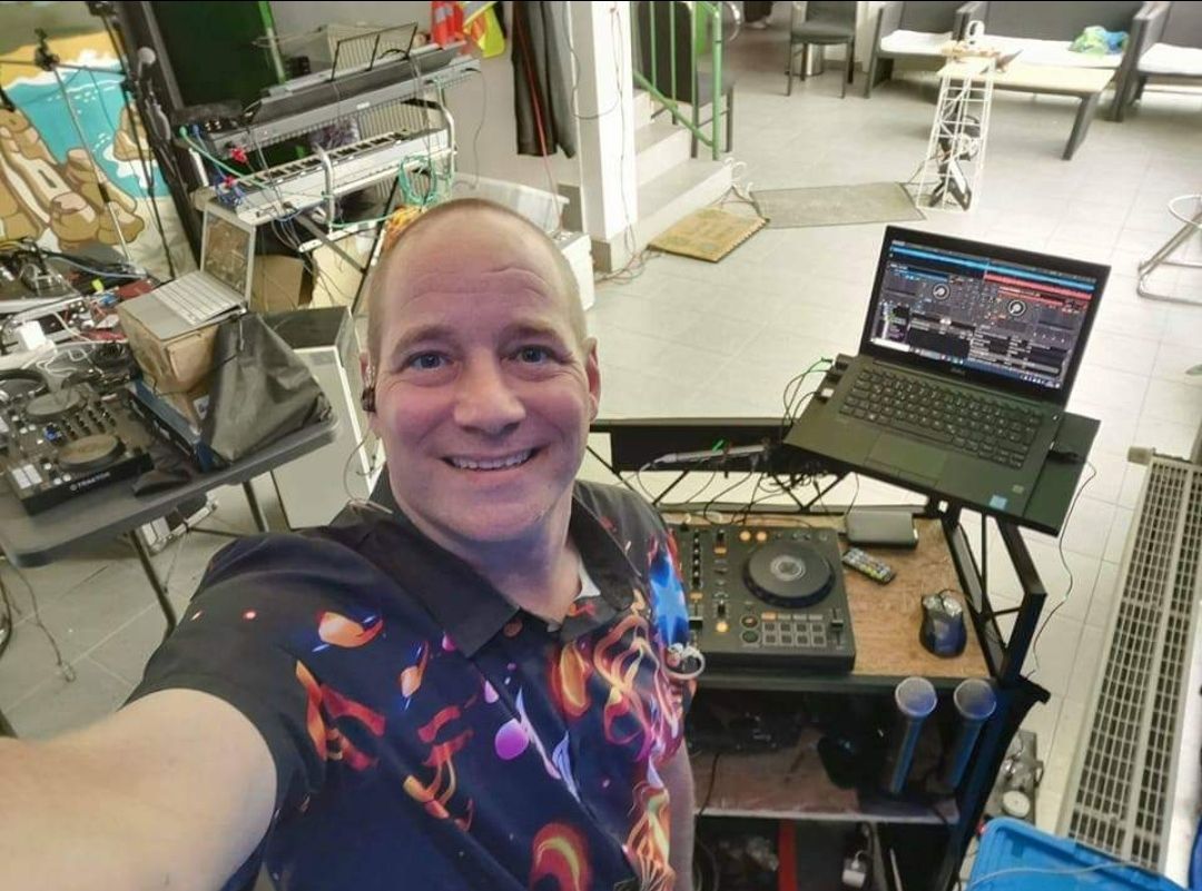 DJ Booster - Musik, die deine Party zum Kochen bringt DJ Booster - Musik, die deine Party zum Kochen bringt