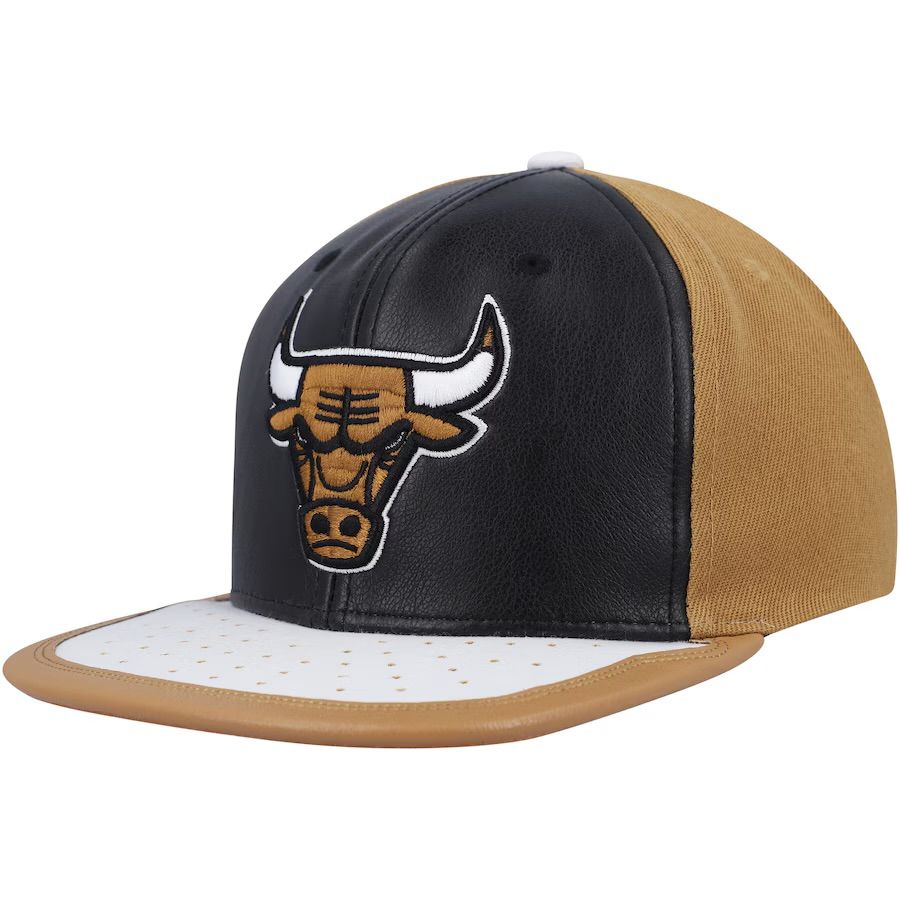 Chicago Bulls Men’s Black / Tan Mitchell & Ness NBA Day One Snapback Hat
