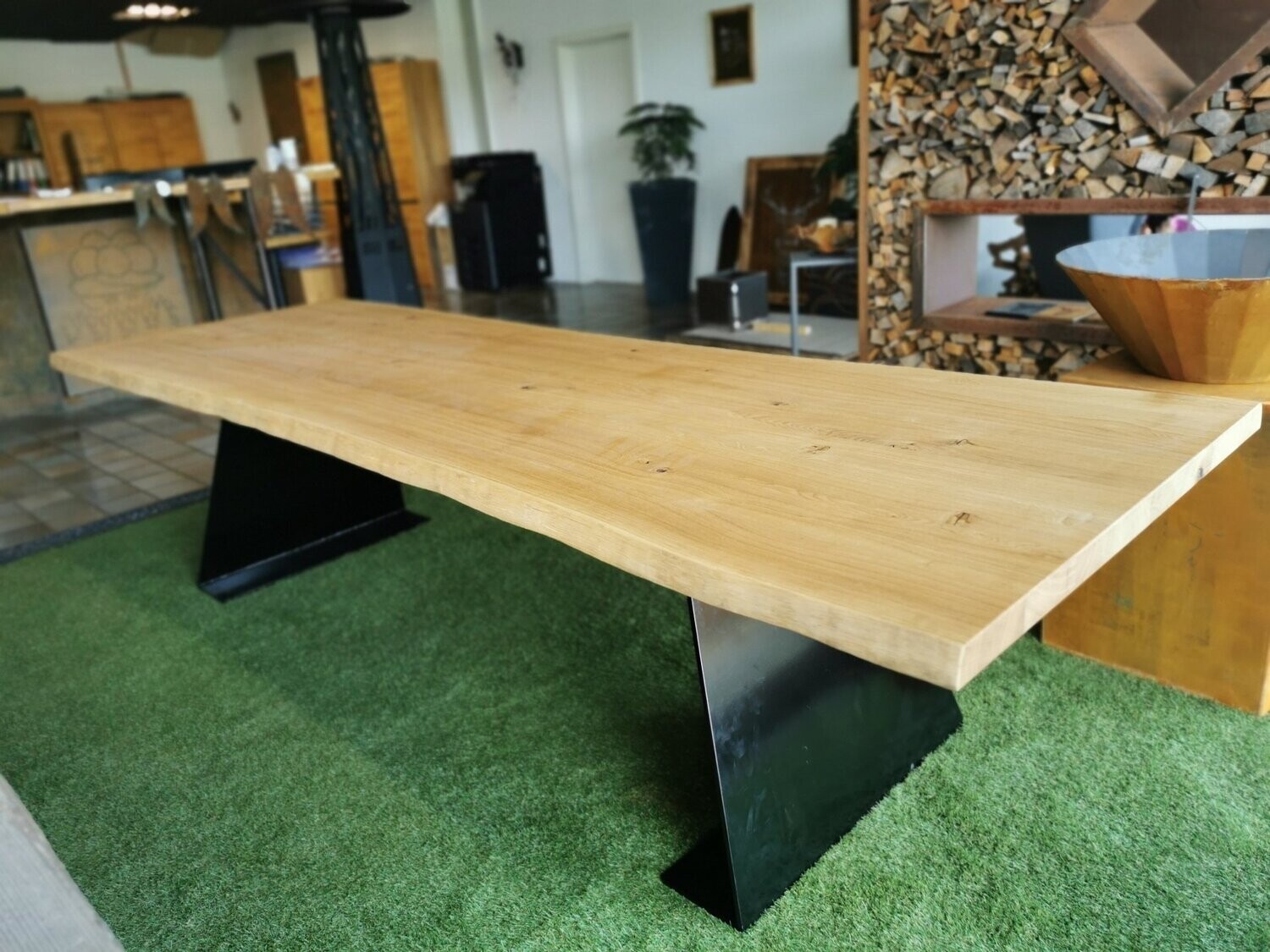 Esstisch mit Massivholzplatte aus Wildeiche mit Baumkante, 320 cm lang