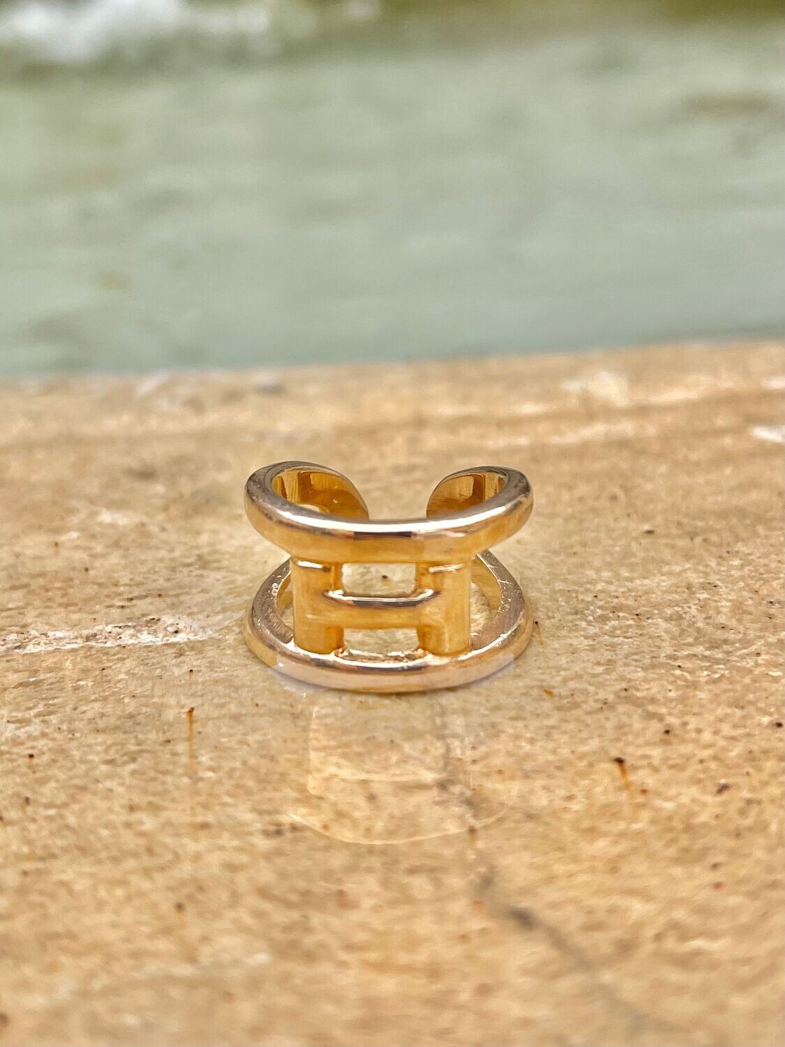 Bague H