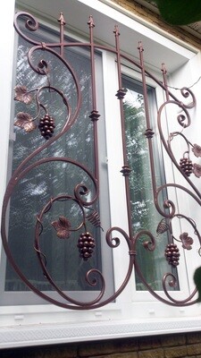 Оконные решетки с кованым виноградом и листьями