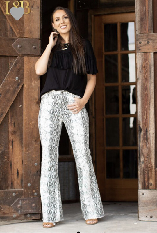 Plus-Jeans In Snakeskin Flair Leg With Frayed Hem