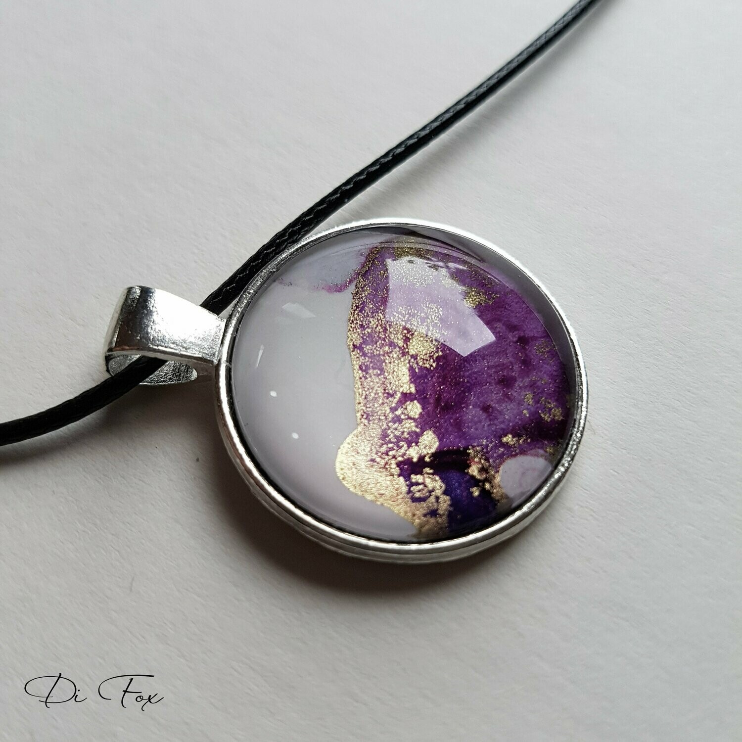 Violet Pink Gold and White round shape pendant necklace