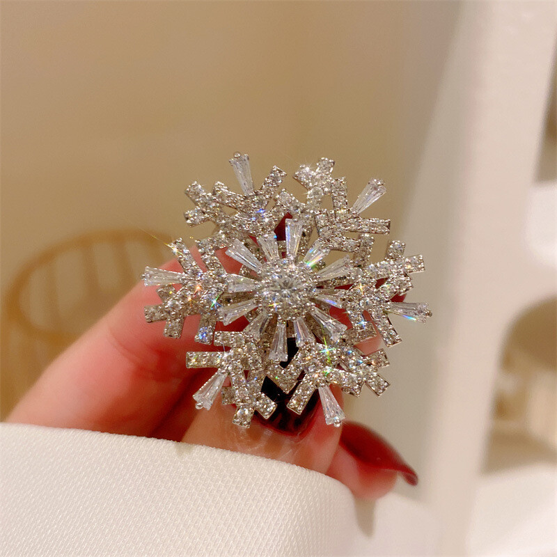 Advanced Sense Stereo Snowflake Zircon Rotary Brooch