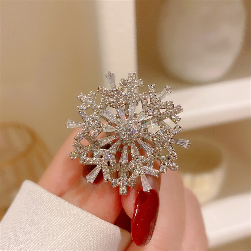 Advanced Sense Stereo Snowflake Zircon Rotary Brooch