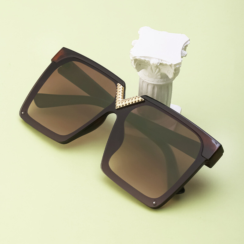 V frame square tinted sunglasses