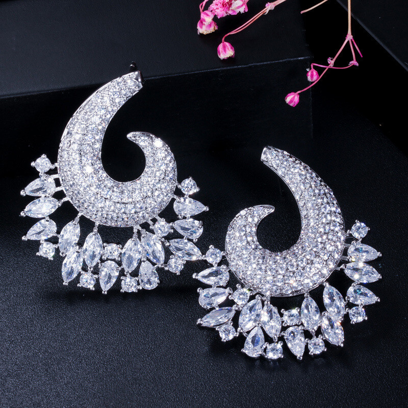 Creative Exaggerated Full Diamond Earrings Super Flash Zircon Ladies Wild Ear Jewelry