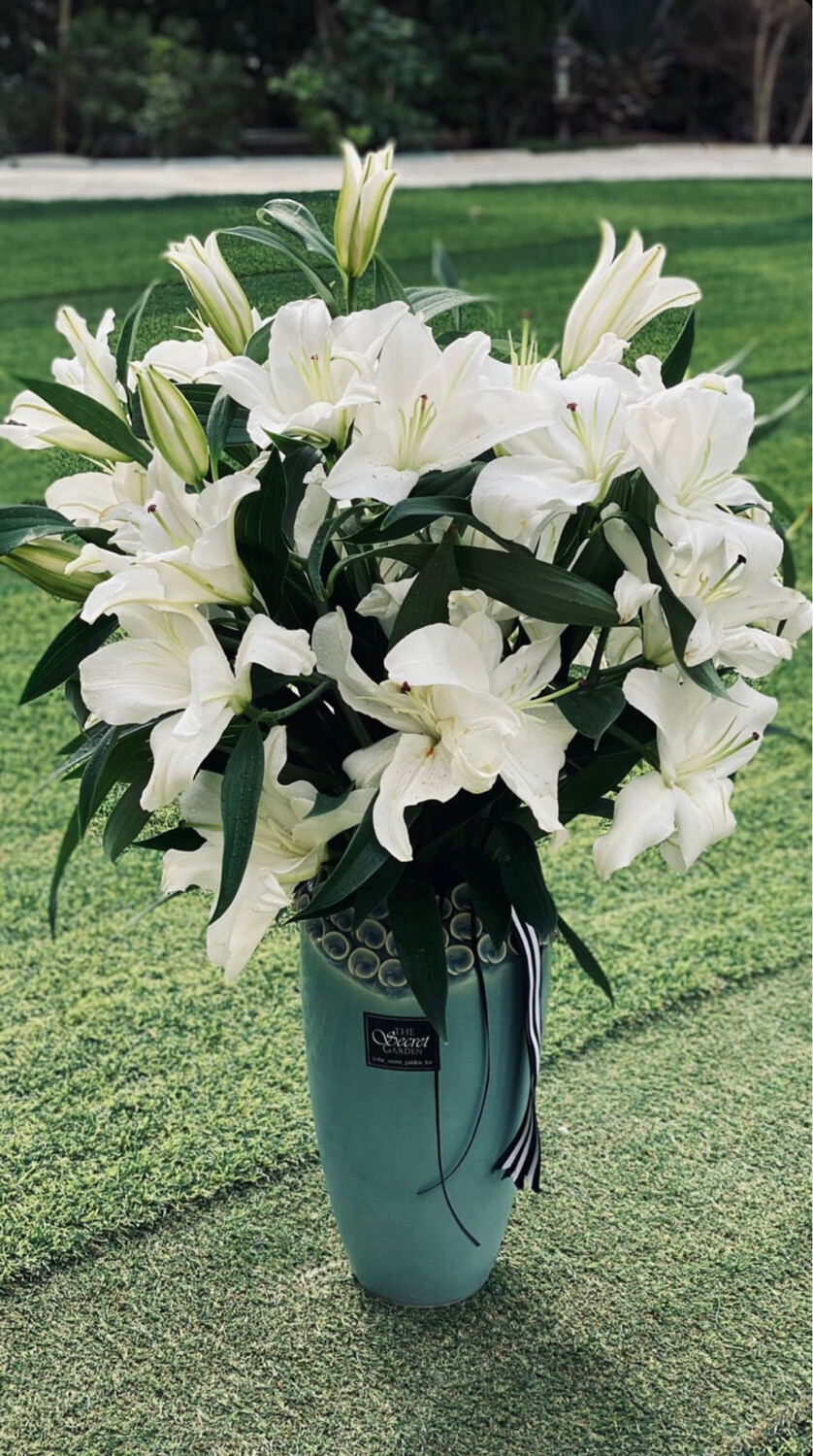 Lily’s Vase (الرجاء التأكد من توفر الورد قبل الدفع )