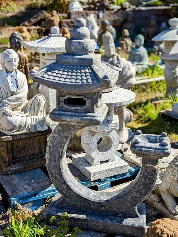 CURVED GREAT PAGODA LANTERN