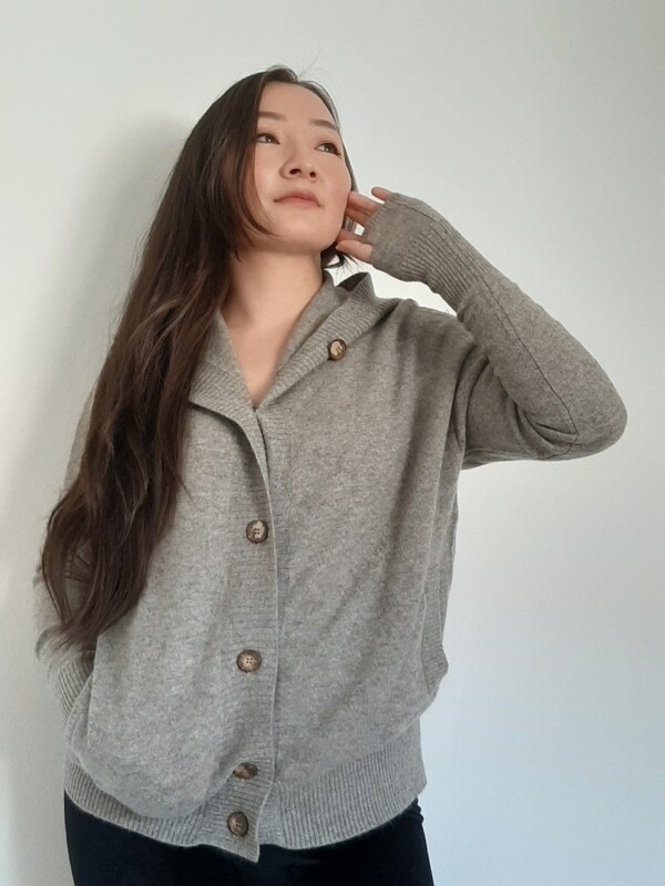 Strickjacke mit Kapuze und Daumenloch