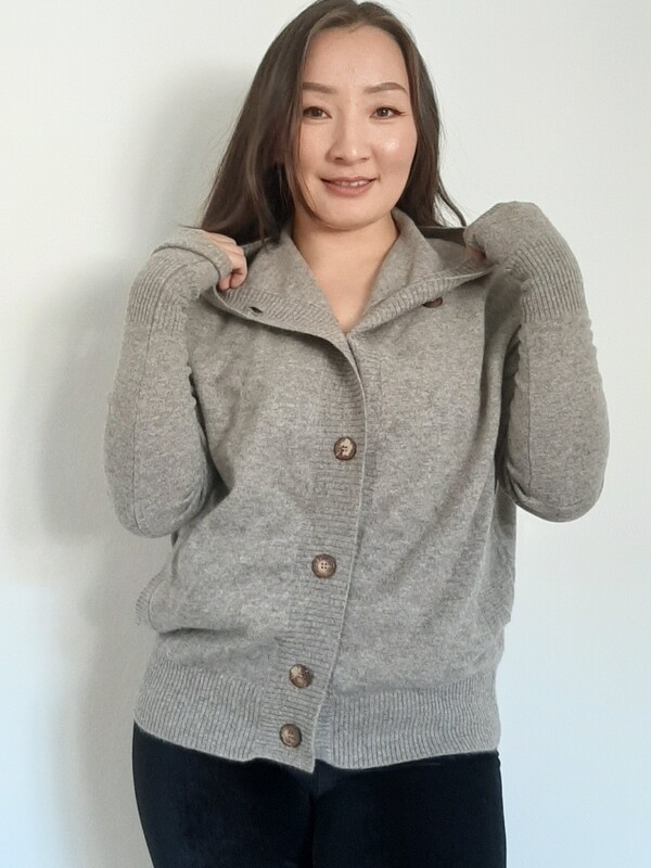 Strickjacke mit Kapuze und Daumenloch