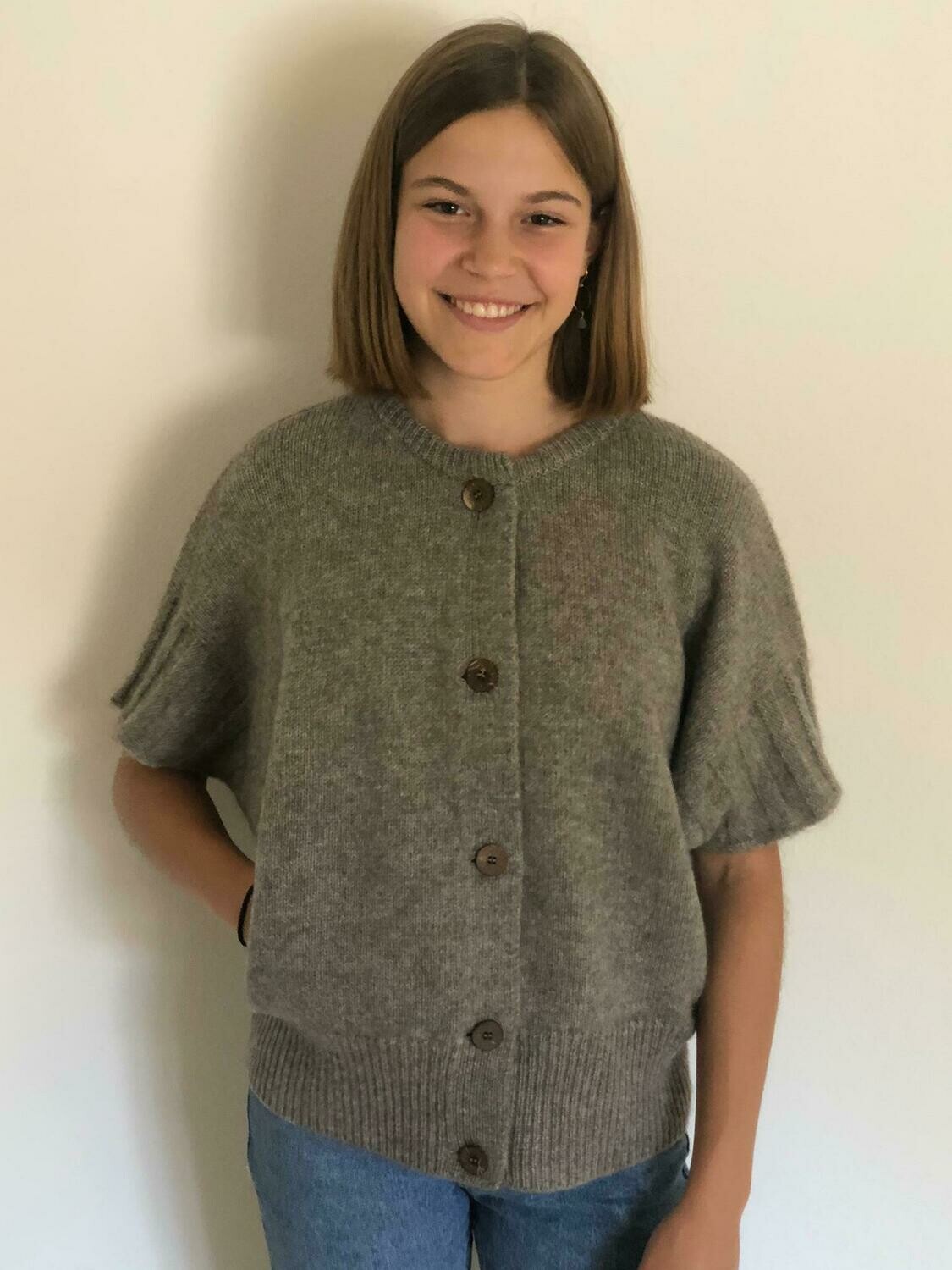 Strickjacke mit kurzen Ärmeln