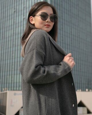 Mantel mit  Ärmeln und Knöpfen