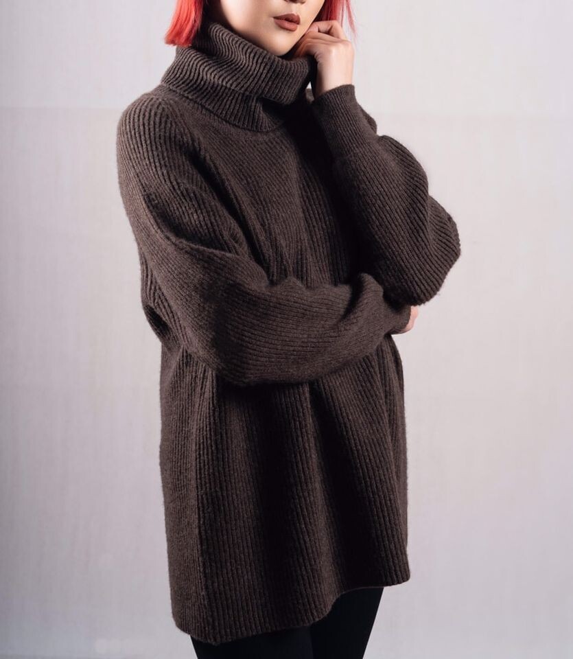 Langer Damenpullover mit Kragen