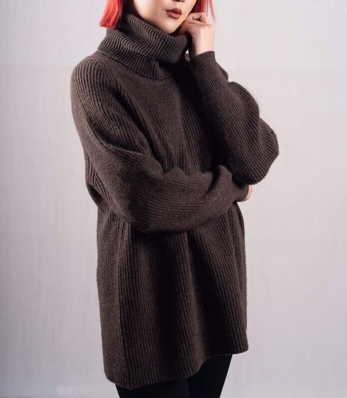 Langer Damenpullover mit Kragen