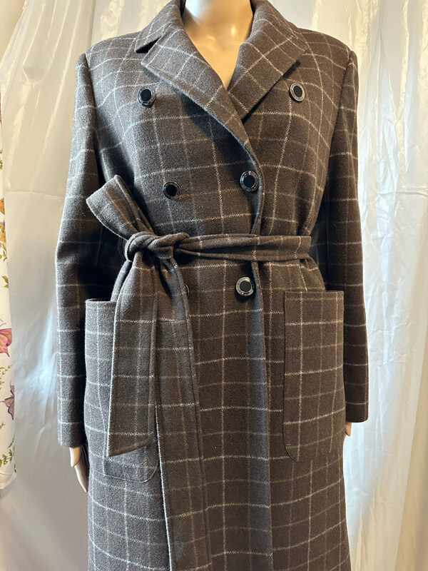 Langer Mantel mit Knöpfen und Gürtel Langer Mantel mit Knöpfen und Gürtel