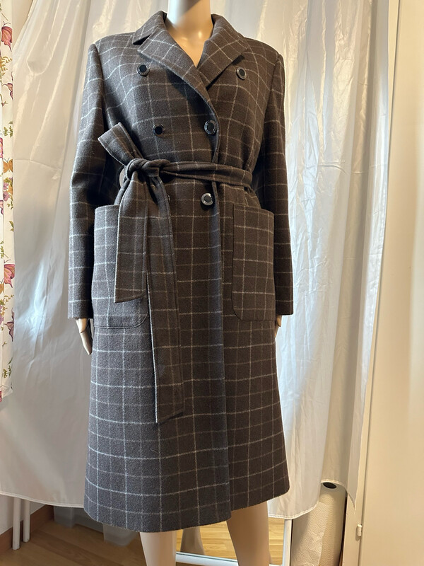 Langer Mantel mit Knöpfen und Gürtel