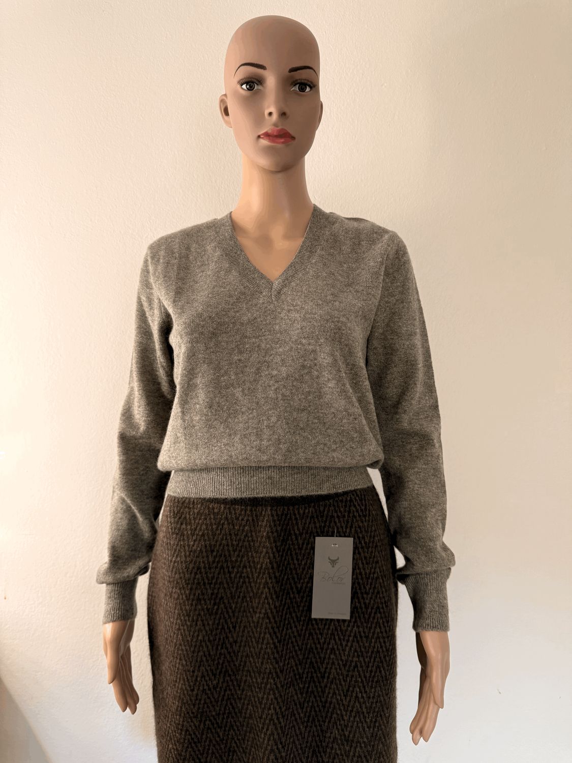Grauer Damenpullover mit V-Ausschnitt