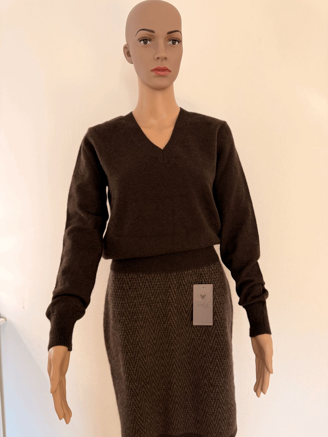 Dunkelbrauner Damenpullover mit V-Ausschnitt