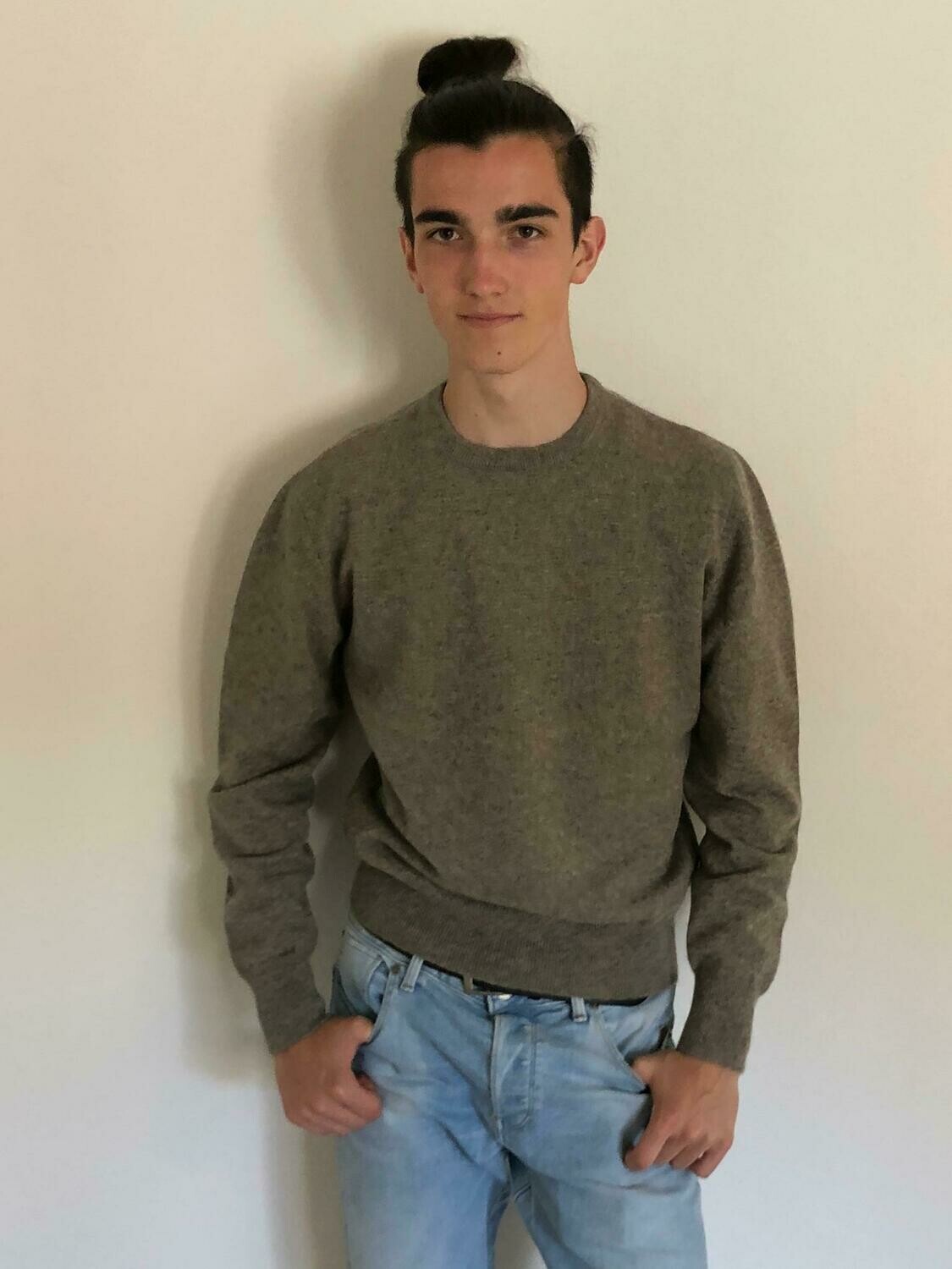 Grauer Herrenpullover