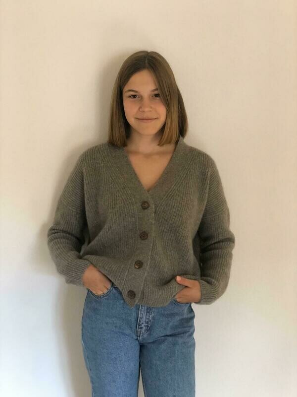 Damenstrickjacke mit Knöpfen