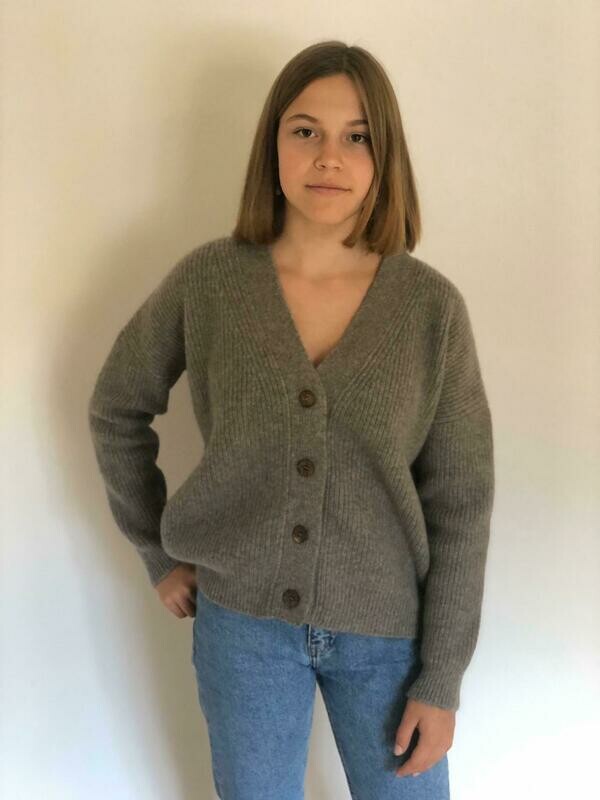 Damenstrickjacke mit Knöpfen