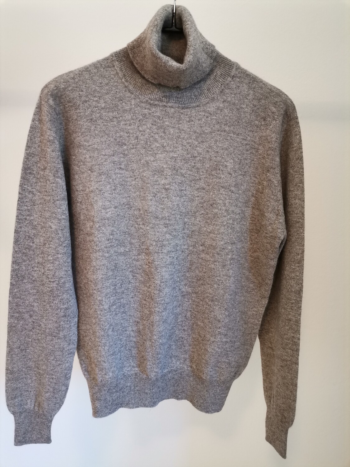 Grauer Herrenpullover mit Kragen