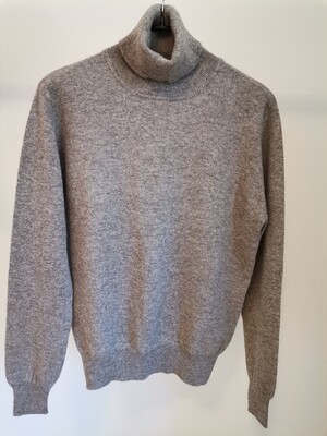 Grauer Herrenpullover mit Kragen