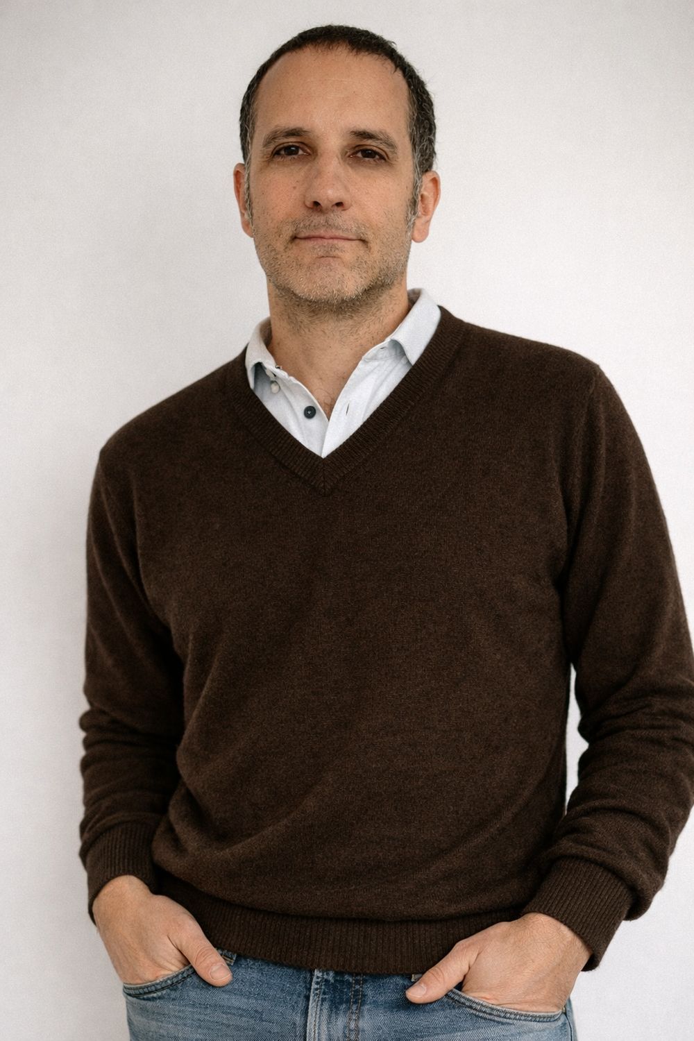 Dunkelbrauner Herrenpullover mit V-Ausschnitt