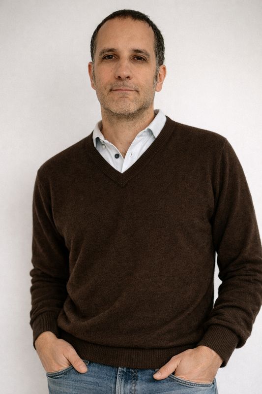 Dunkelbrauner Herrenpullover mit V-Ausschnitt