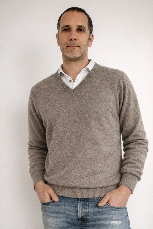 Grauer Herrenpullover mit V-Ausschnitt