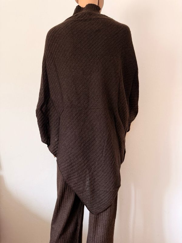 Asymmetrischer Pullover-Poncho