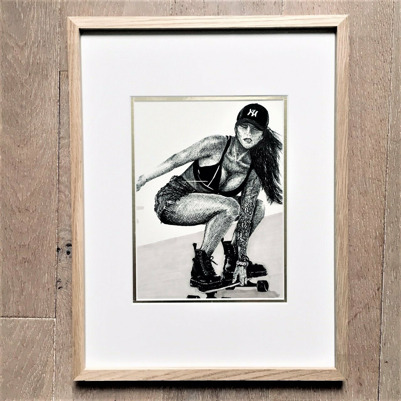 Femme en short sur un skate - cadre en chêne clair