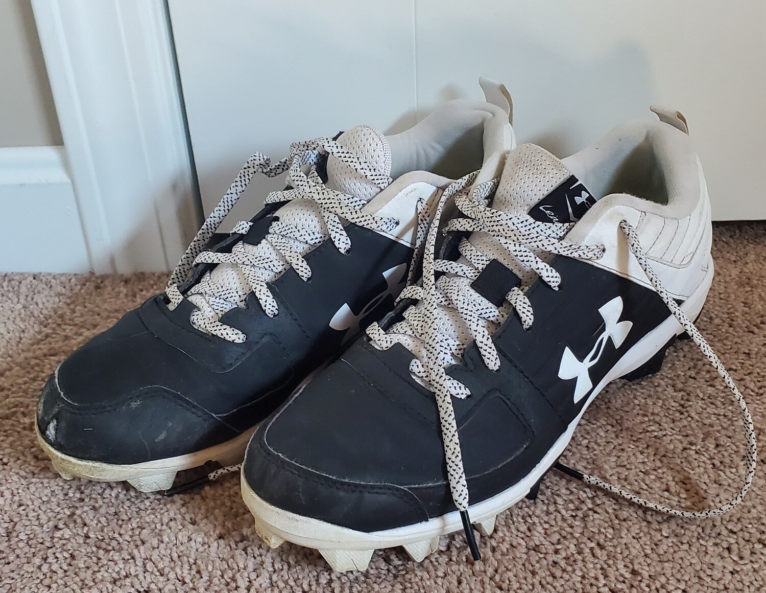USED Under Armor Men&#39;s Leadoff Molded Cleats (M 8.5)