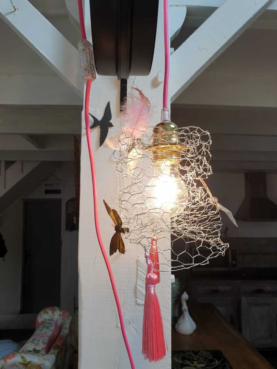 Baladeuse réalisée en grillage,  déco papillons et pompons roses