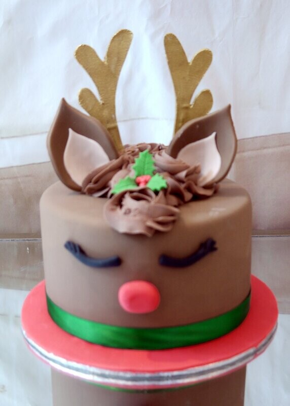 Small Reindeer Cake