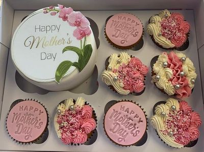 Mini Birthday Cakes with Cupcakes
