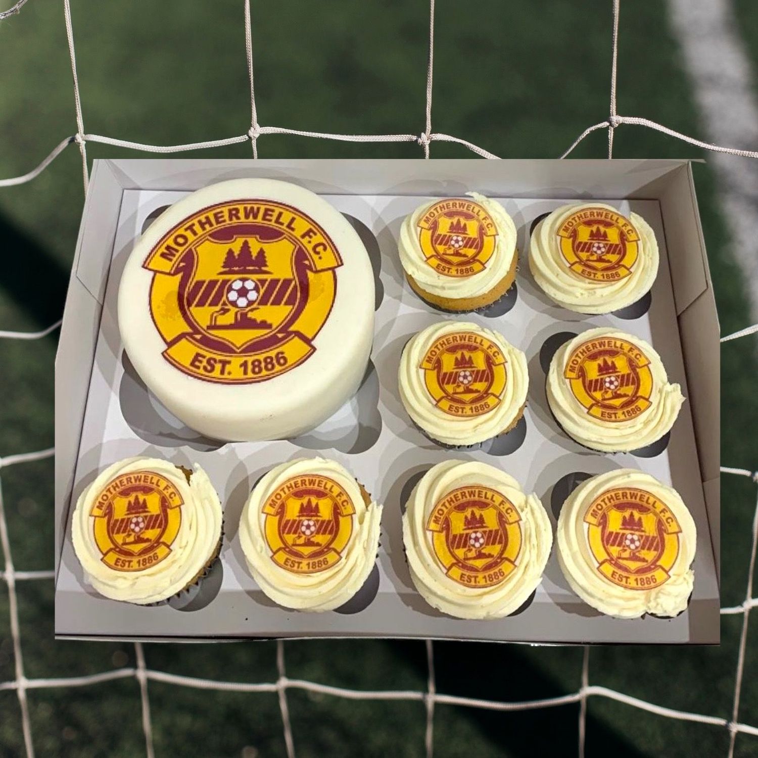 Mini Motherwell cake with 8 cupcakes