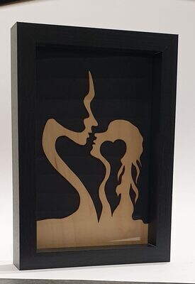 Couple s'embrassant en bois