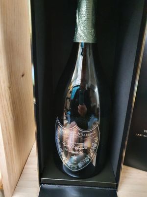 Dom Perignon Vintage 2010 Lady Gaga Edition in Geschenkbox Dom Perignon Vintage 2010 Lady Gaga Edition in Geschenkbox