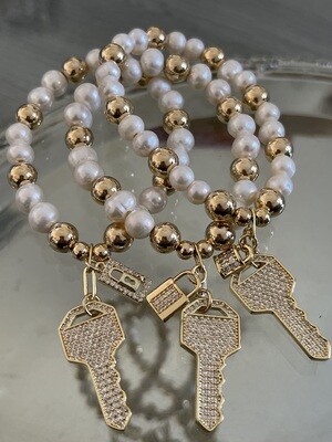 Mother Pearl Zirconia Key Lock Bracelet