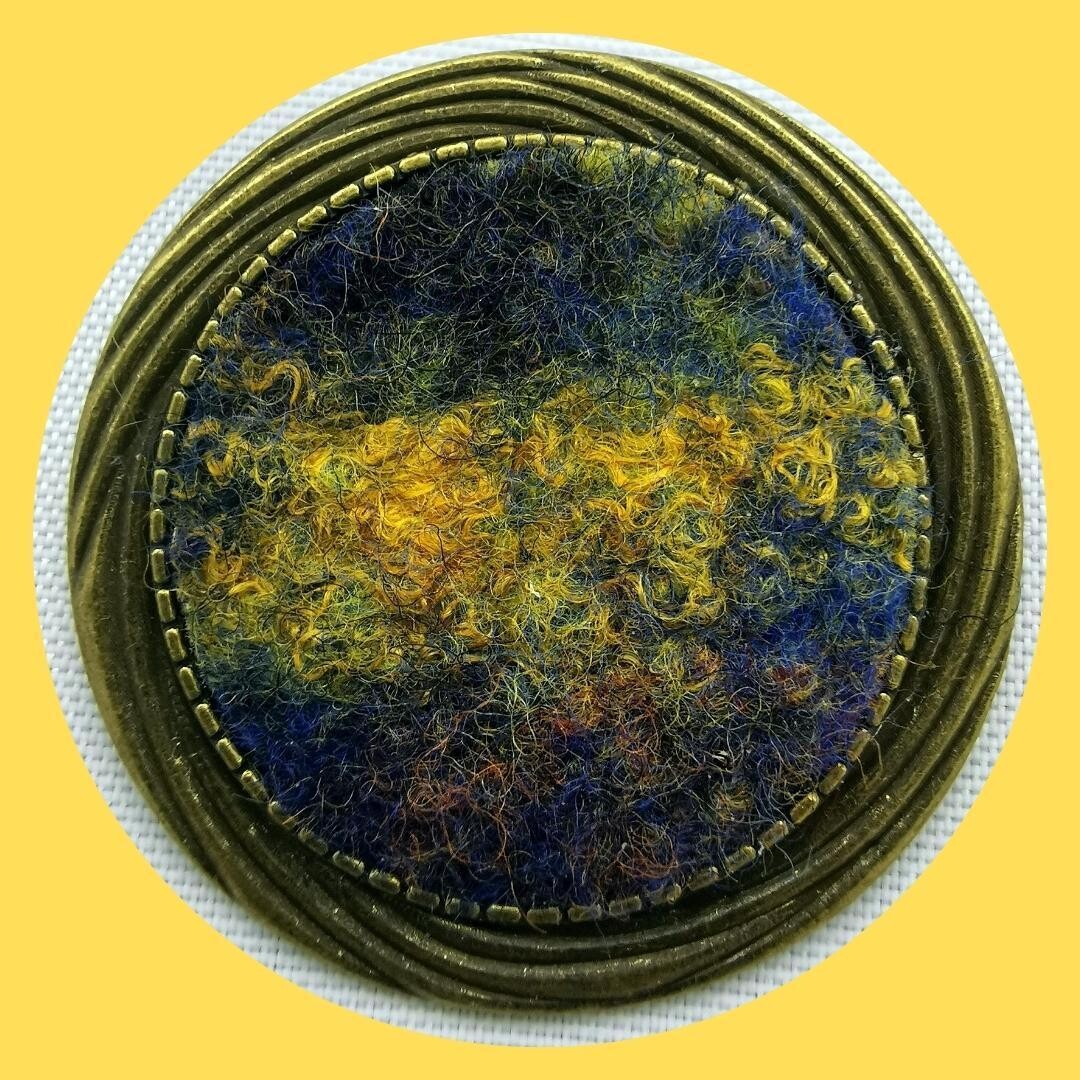 Decorative circle brooch #01 - Support Ukraine!