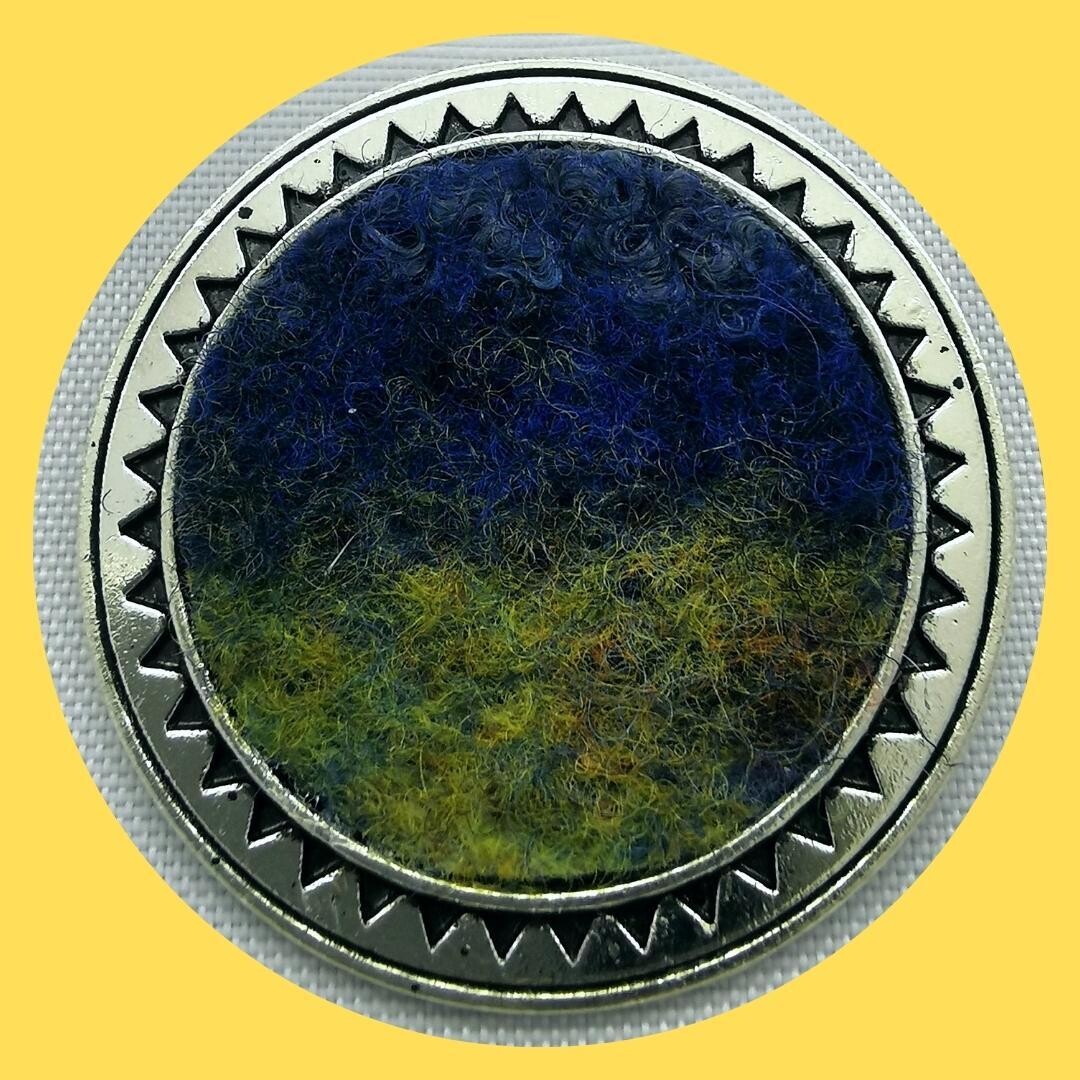 Decorative circle brooch #05 - Support Ukraine!