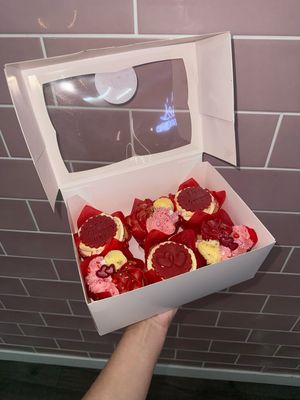Valentines Day 6 Vanilla Cupcakes £18. £5 Deposit, £13 On Collection