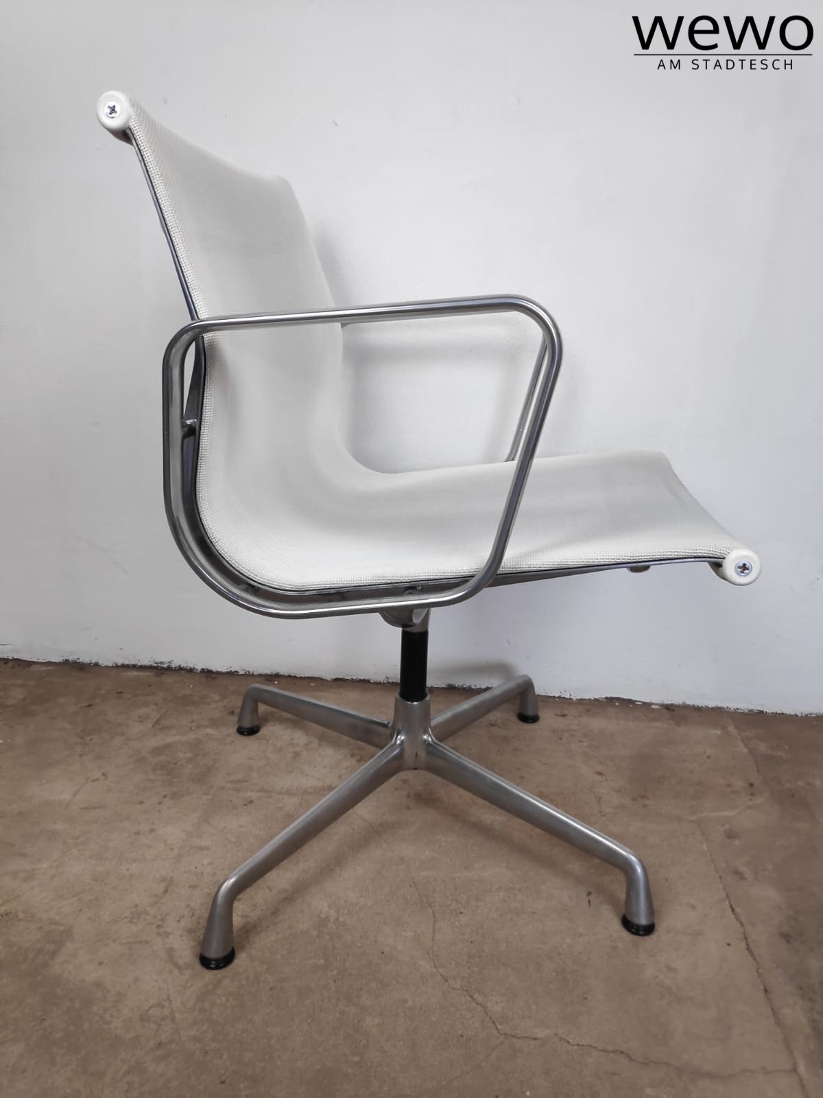 Vitra Charles Eames EA 108 -Chair weiß Netzgewebe alu drehbar