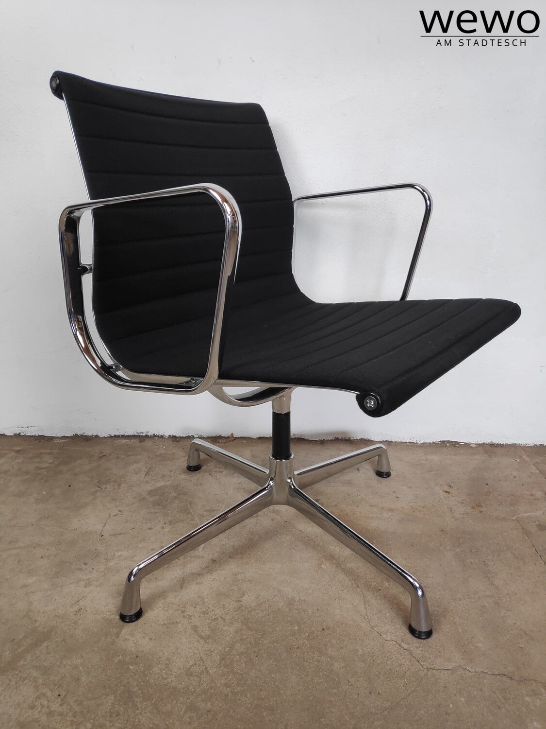 1x Vitra, Charles Eames EA 108 -Chair schwarz Hopsack drehbar